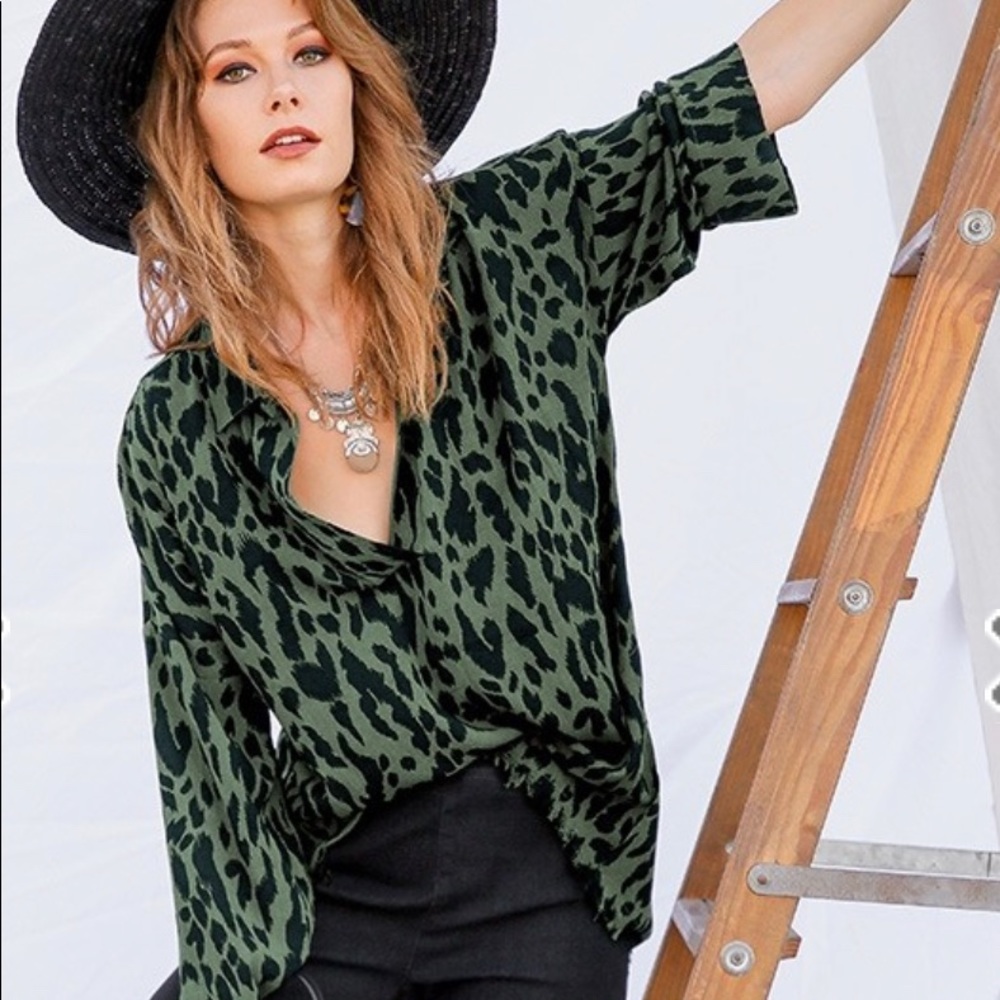 UMGEE Animal Print V-Neck Collar Tunic--Only Small  Left - Picture 4 of 11